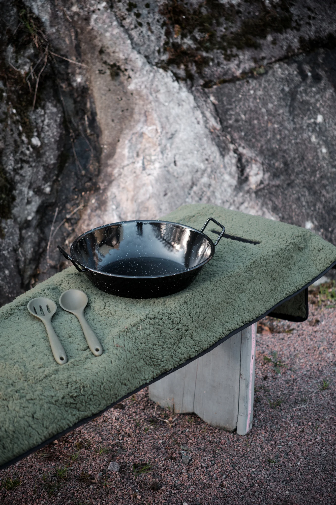 Lägerelden panna, serveringsbestick och sittunderlag